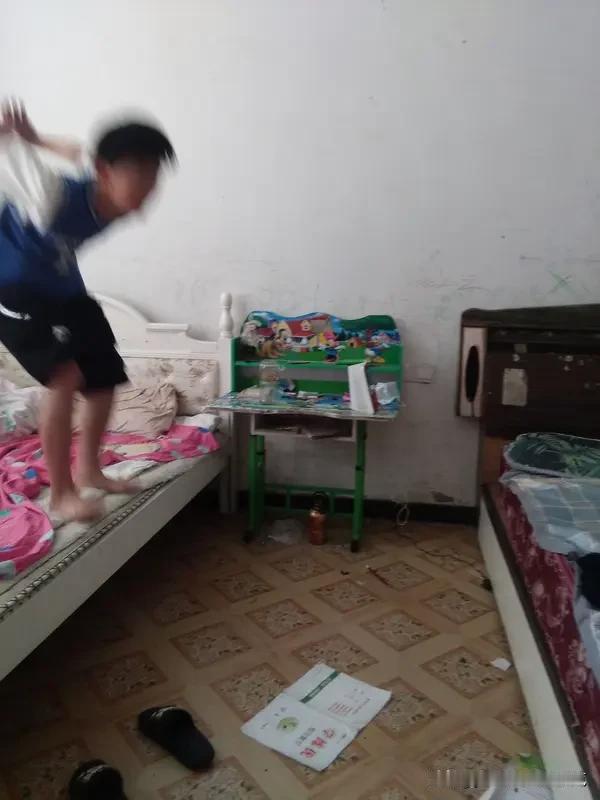 教育反思录（1058）
孩子打爹骂娘，怎么办？
一、先认清根源
孩子出现打骂父母