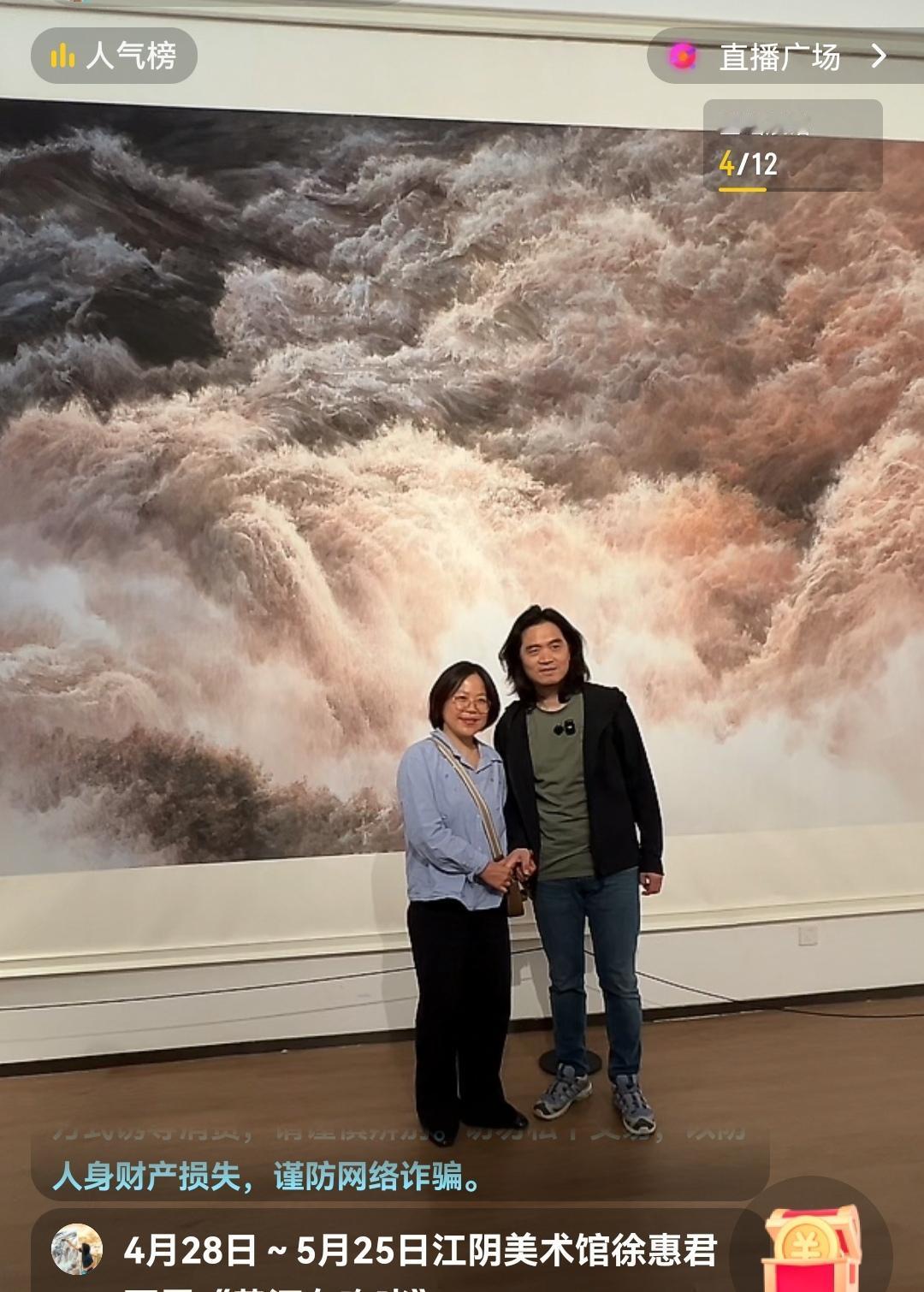 这位名叫徐慧君的画家最近很火，原因是他不断的通过短视频宣传自己的作品，宣传自己画