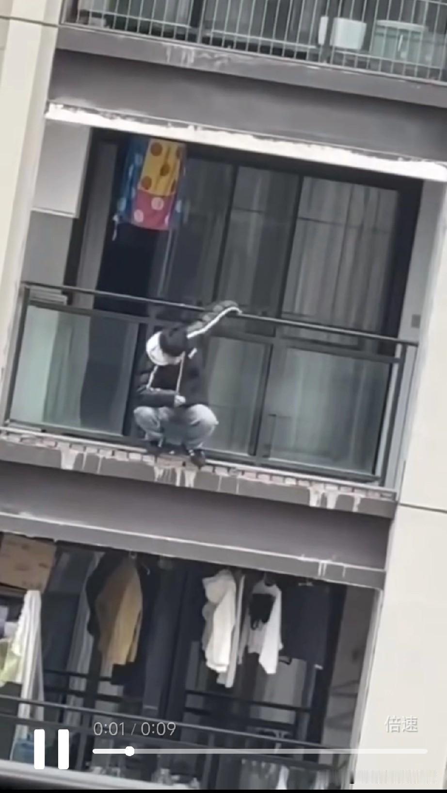 就在今天，深圳水贝有一个年轻人跳了！视频里年轻人吸完最后一口烟，然后舒了一口气，