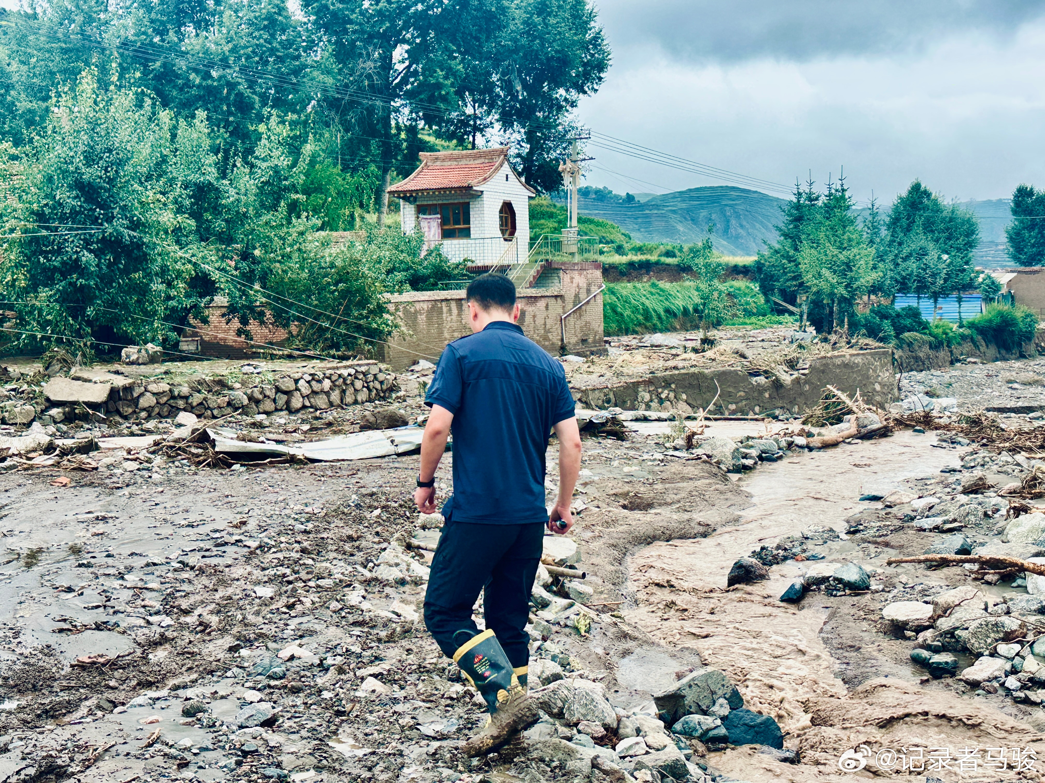 记者节快乐继续~脚下有泥~心中有光~~~好梦~~~ ​​​