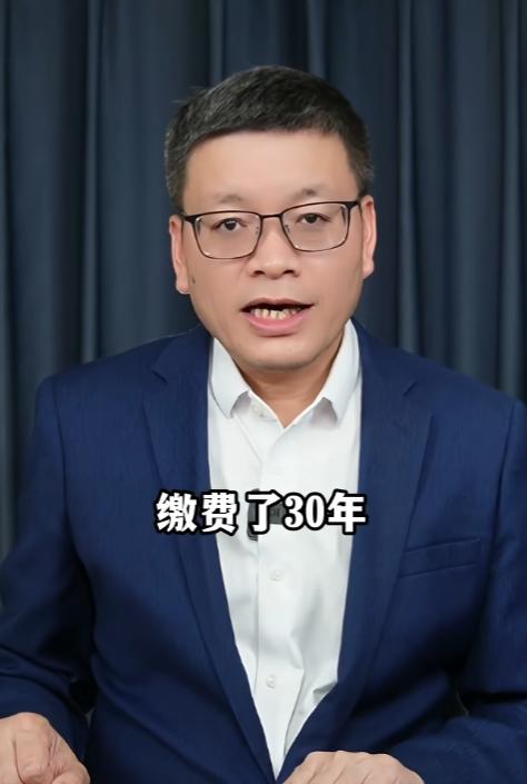 谁能想到三十年前一张保单闹出天大纠纷，深圳陈先生年年咬牙交四千多保费扛满三十年，