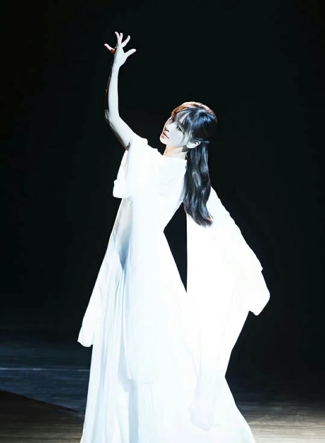 angelababy angelababy 人群自动退成布景，像被风吹散的铅笔画