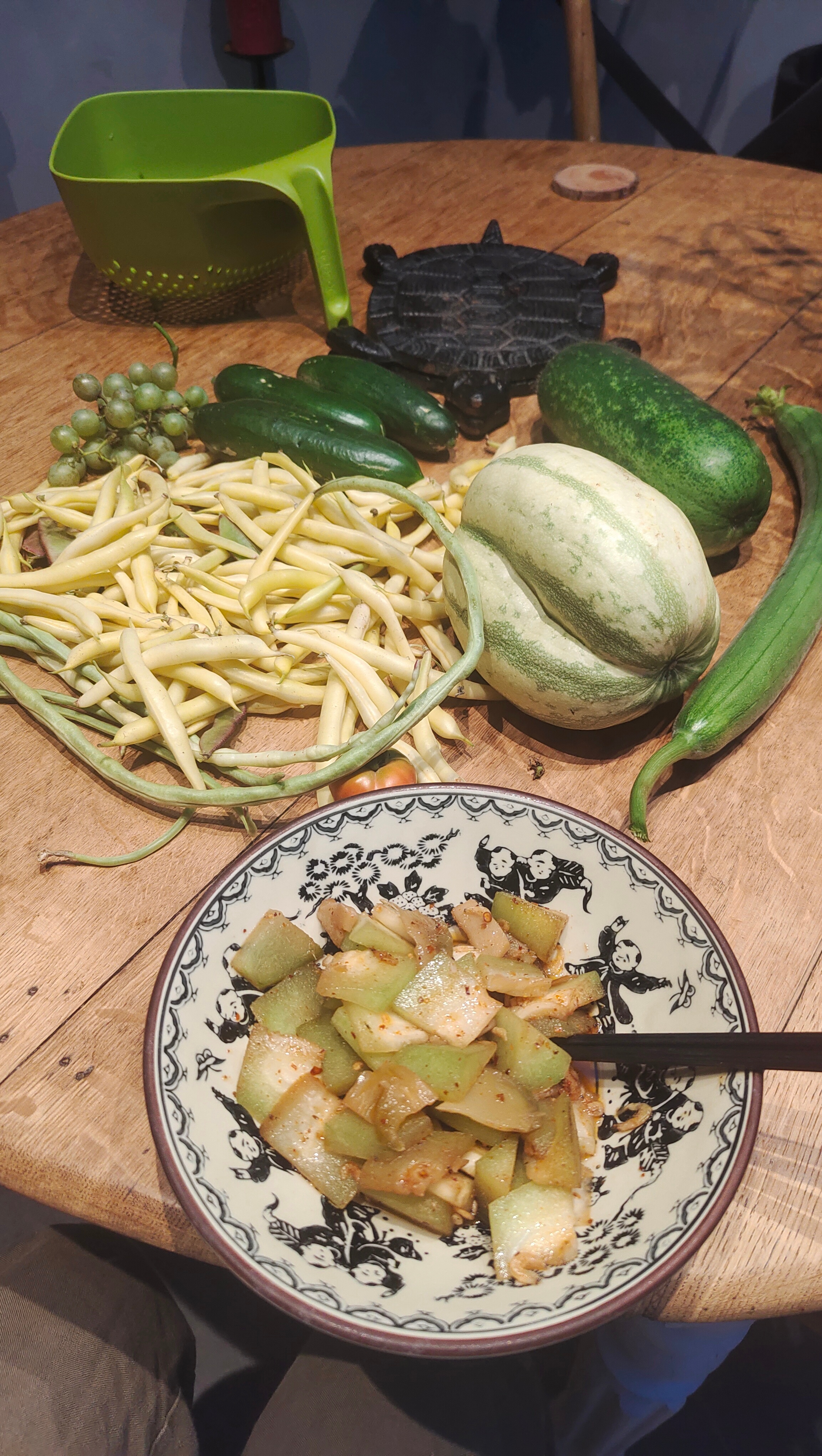 放辣椒面，虾米，一点点榨菜炒的小冬瓜，一颗一碗，一定要找口感相似的本地蔬菜的话，