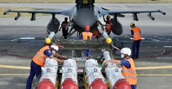 既然美国敢做初一，那中国必然会做十五。你卖武器给台湾，那我们就卖武器给那些反对美