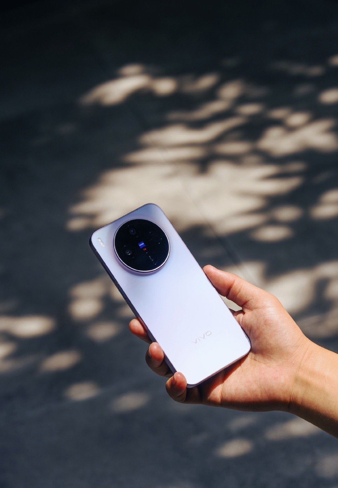 vivo X300s梦核紫配色，光线暗时像深邃的暮色，阳光下透出淡淡的粉调，很梦