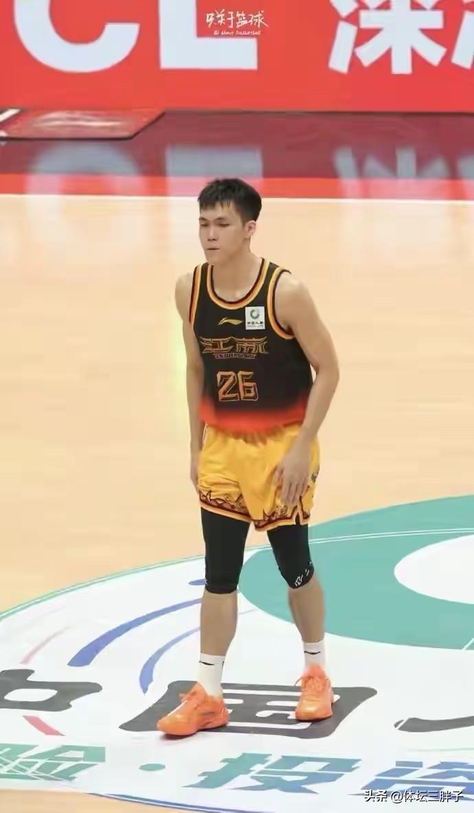 不是庞峥麟示好杜峰，而是杜峰对于自己盯上的，看上的球员一举一动暗送了橄榄枝。昨晚