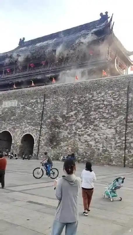 凤阳鼓楼维修中标企业回应质疑招标、施工、监理、验收、结算，都得好好查查。风风雨雨