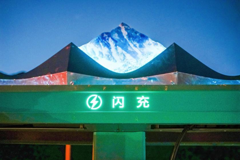 比亚迪这回真的把新能源自驾卷到极致了。今年4月，比亚迪全球海拔最高的闪充站，正式