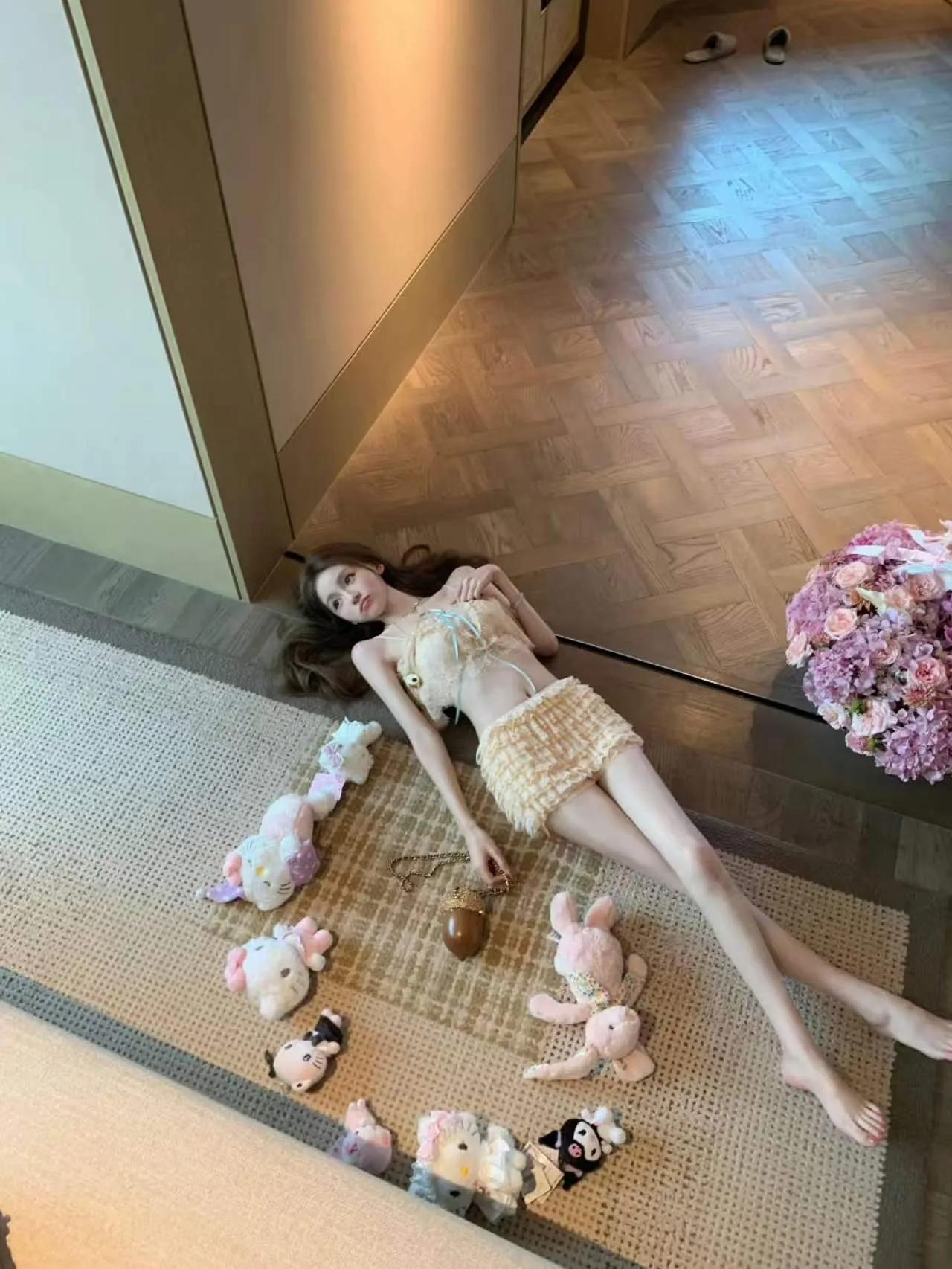 王思聪女友懒懒晒照片，这照片p得身高2米，大长腿1米4，容貌精致得像芭比娃娃。