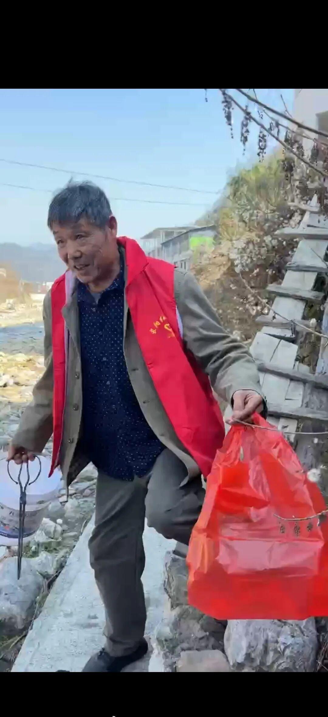 50多年救起11人，湖北七旬老人获10万元大奖 

新年伊始，湖北长阳土家族自治