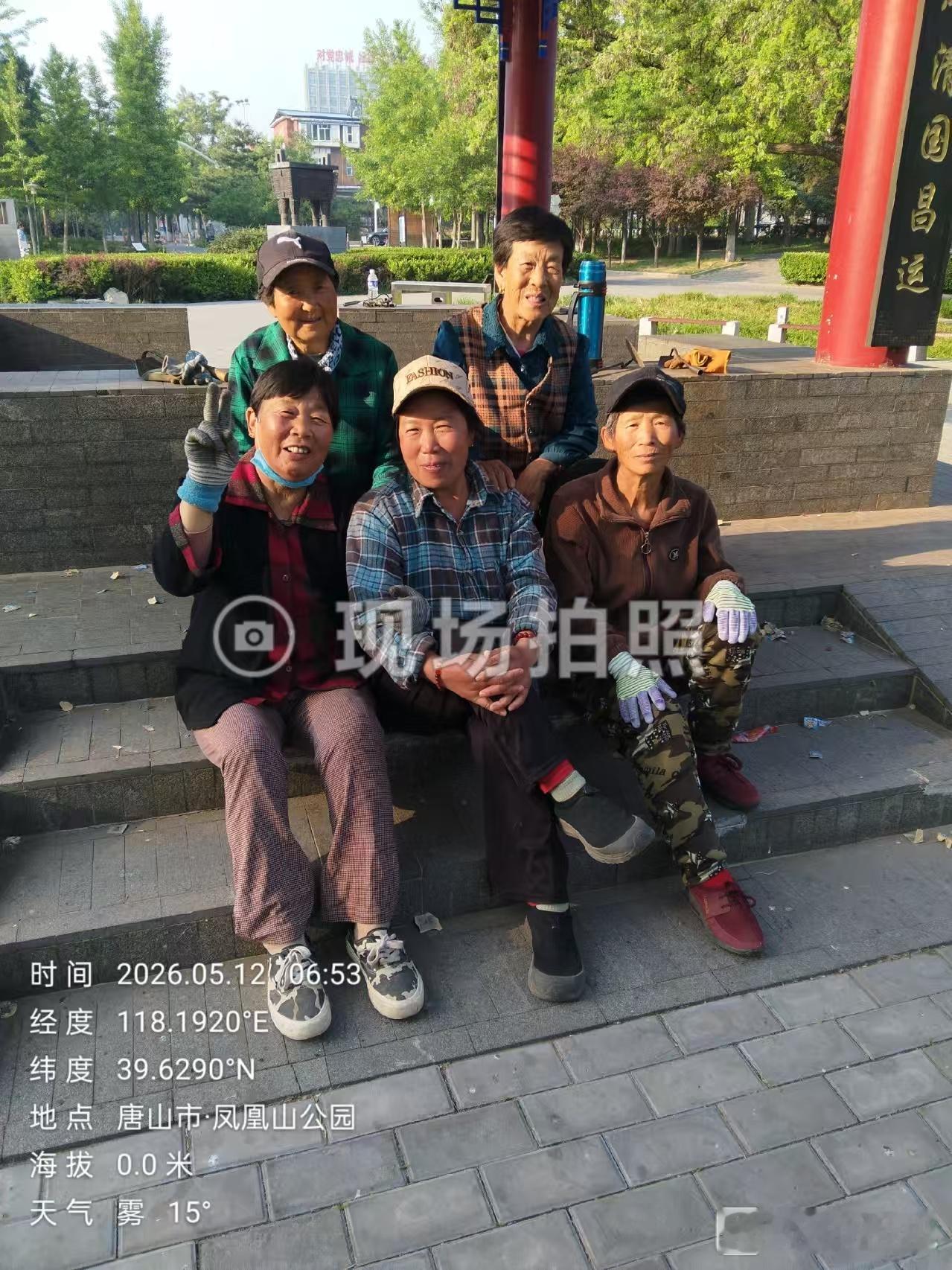 夏日生活打卡季夏天来了，和我的好姐妹在凤凰山公园合影留念，那里真是个休闲的好地方