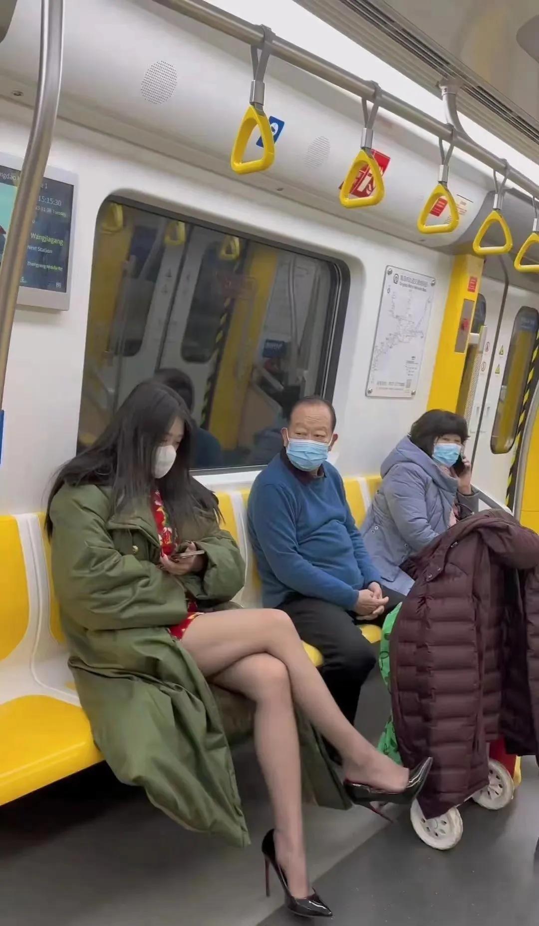 大爷的眼神挺有意思……