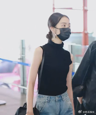 黄多多放暑假回国 黄多多放暑假回国，还以为她一直在国内呢 黄多多黑色高领背心