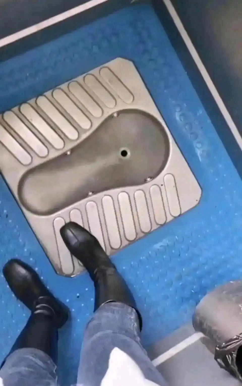 火车上的厕所也真是奇葩，这么小的孔你叫我怎么拉？？？ 