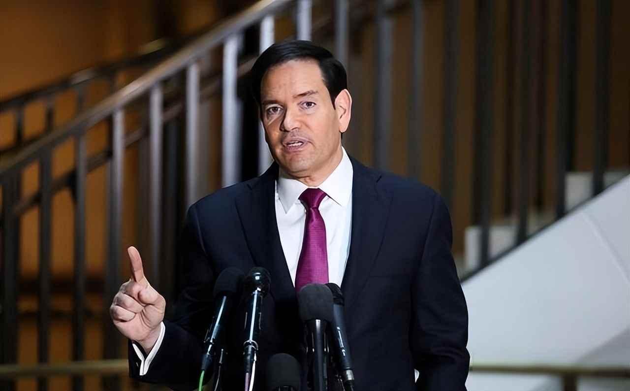 福特号停在港口修管道，洗衣房烧了半艘船，水兵睡地板等新床垫

2025年3月12