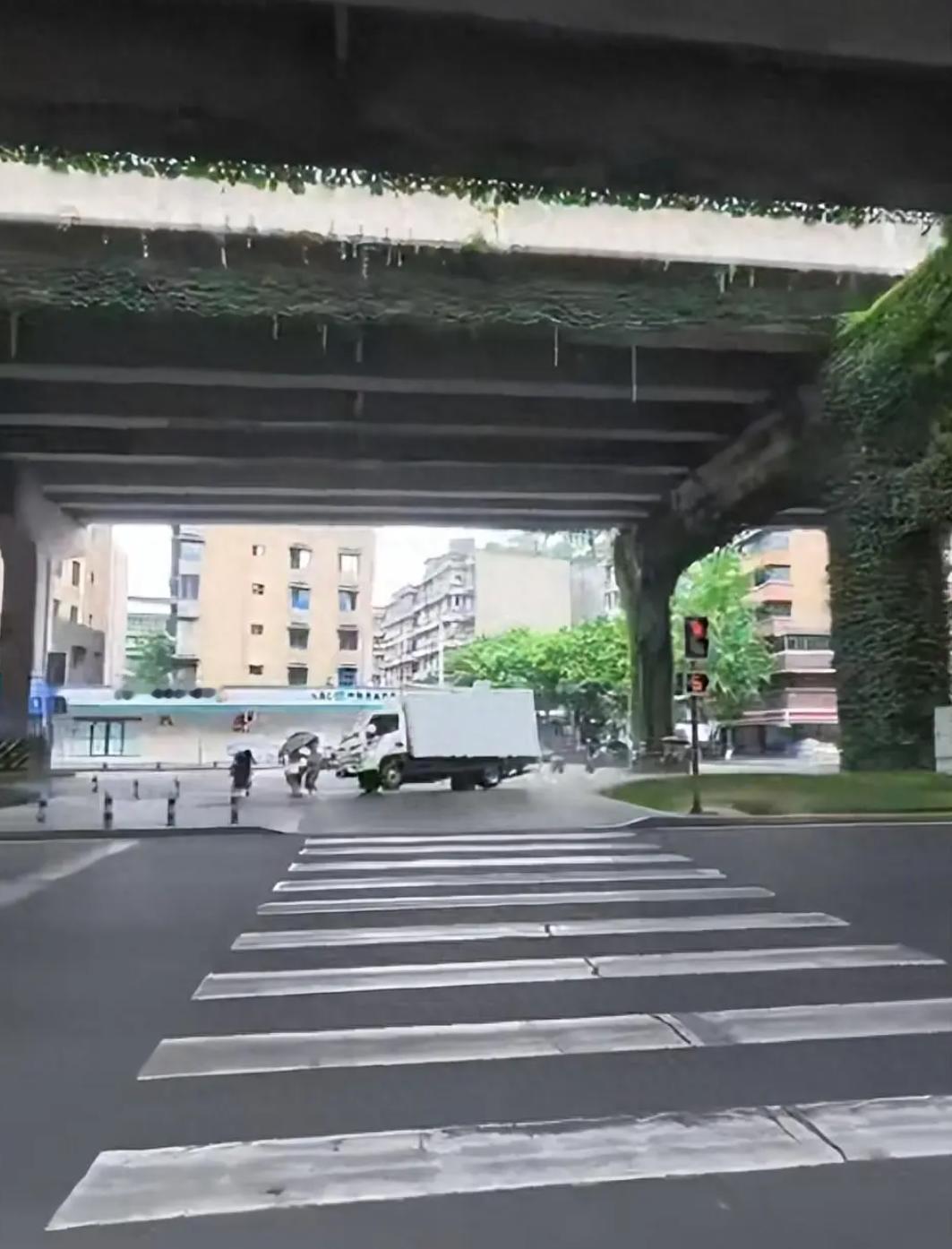 突发！四川成都金水区营门口立交桥发生一起车祸
7月8日，成都金牛区发生一起道路交