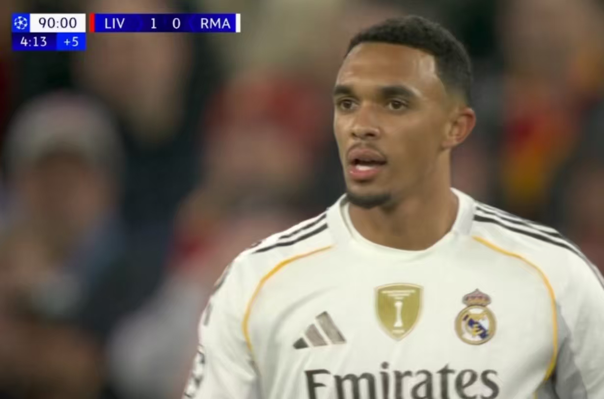 龙哥真KOP！！！知道皇马扳平无望了，特意换上阿诺德让利物浦球迷发泄一下。。。西