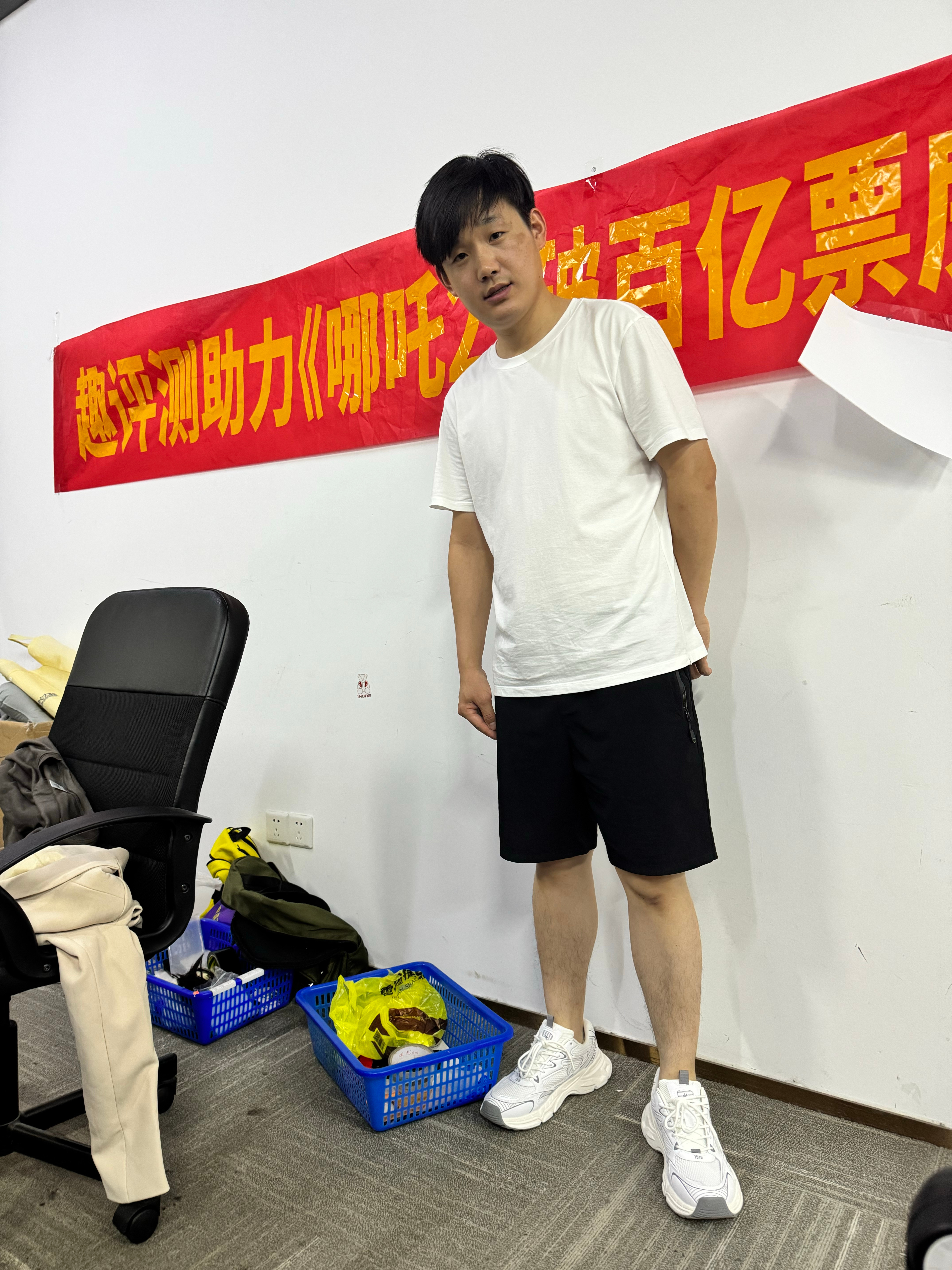 女同事说，我下班之后的穿着衣服，特别帅，还让我把白衬衫都丢了，别再穿了 ​​​