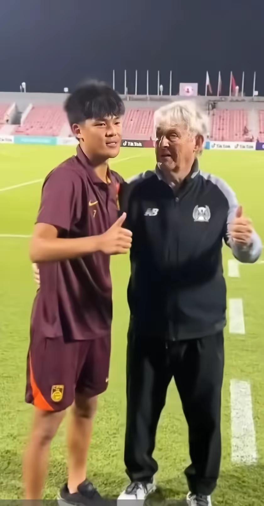 米卢盛赞刘凯源，中国足球新生代迎来希望之光！
近日，82岁足坛传奇名帅、曾带领国