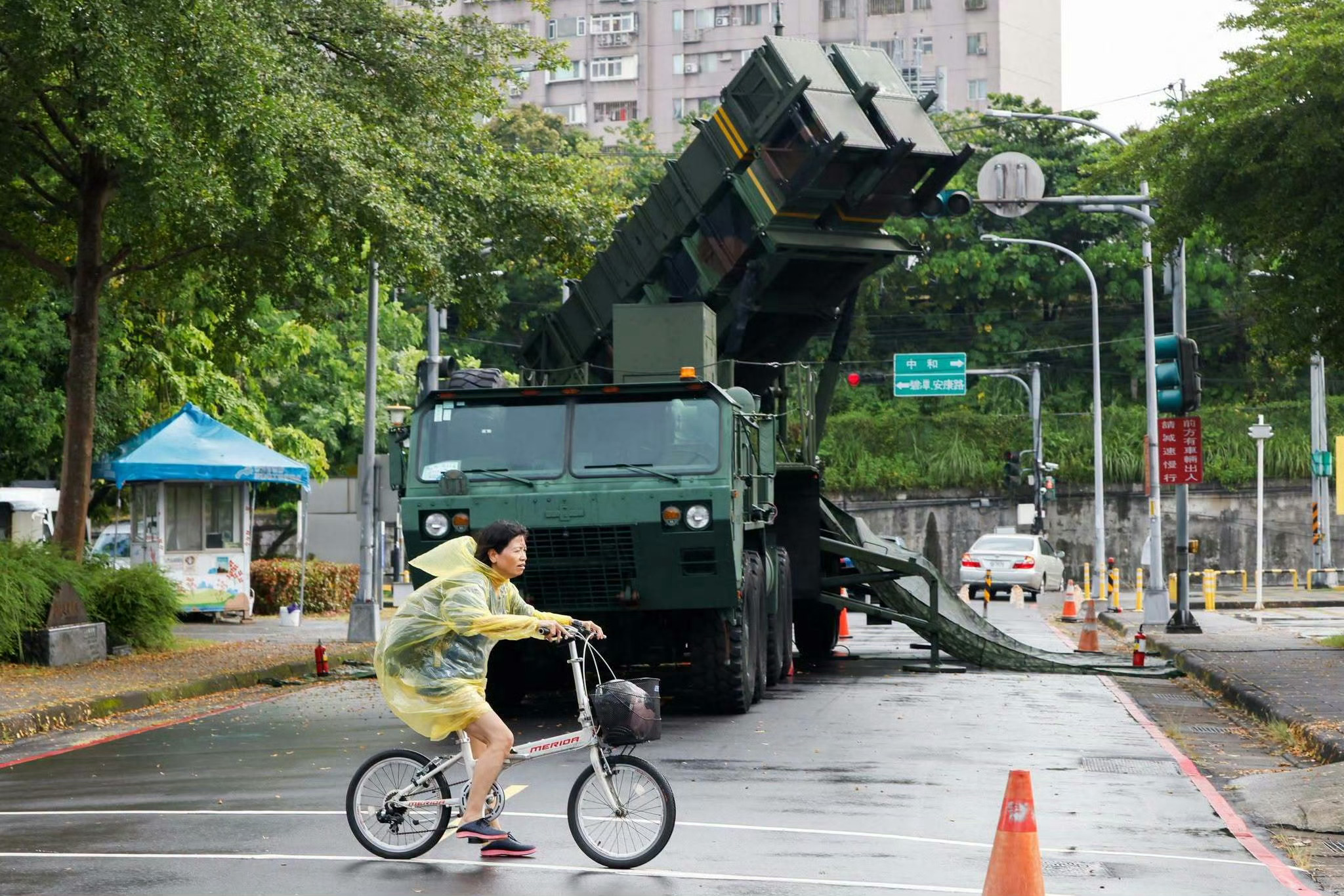 把发射阵地部署在居民楼下的台军“爱国者-2”防空导弹，其实这么放自己的射界也是被
