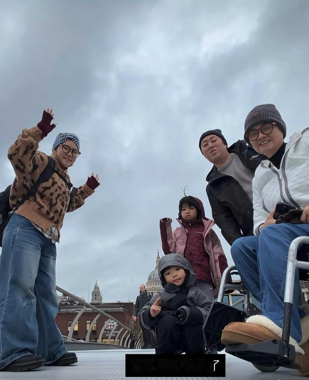 谢依霖一家英国度假！儿子女儿长得好萌超像她，公婆出镜一看就慈悲又善良 ​​​