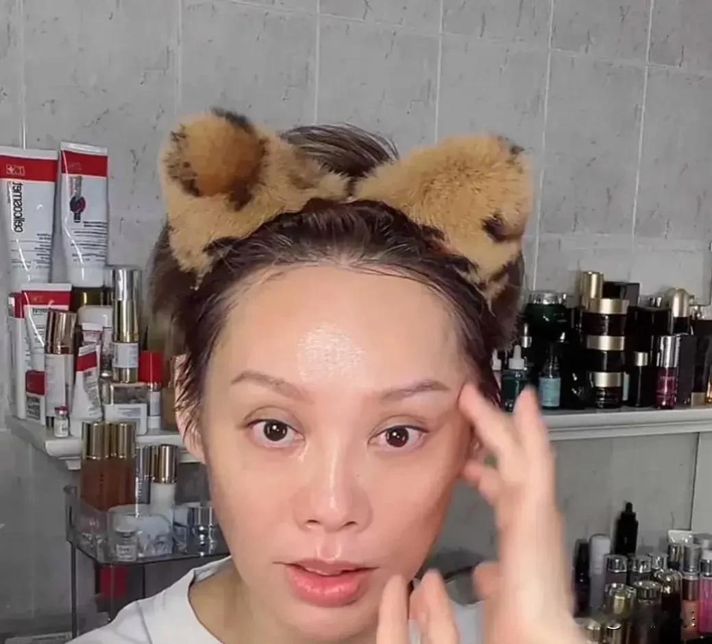 宁静素颜有点让人不忍直视？面部暗黄，法令纹明显。总体来说，和实际年龄相符，算是可
