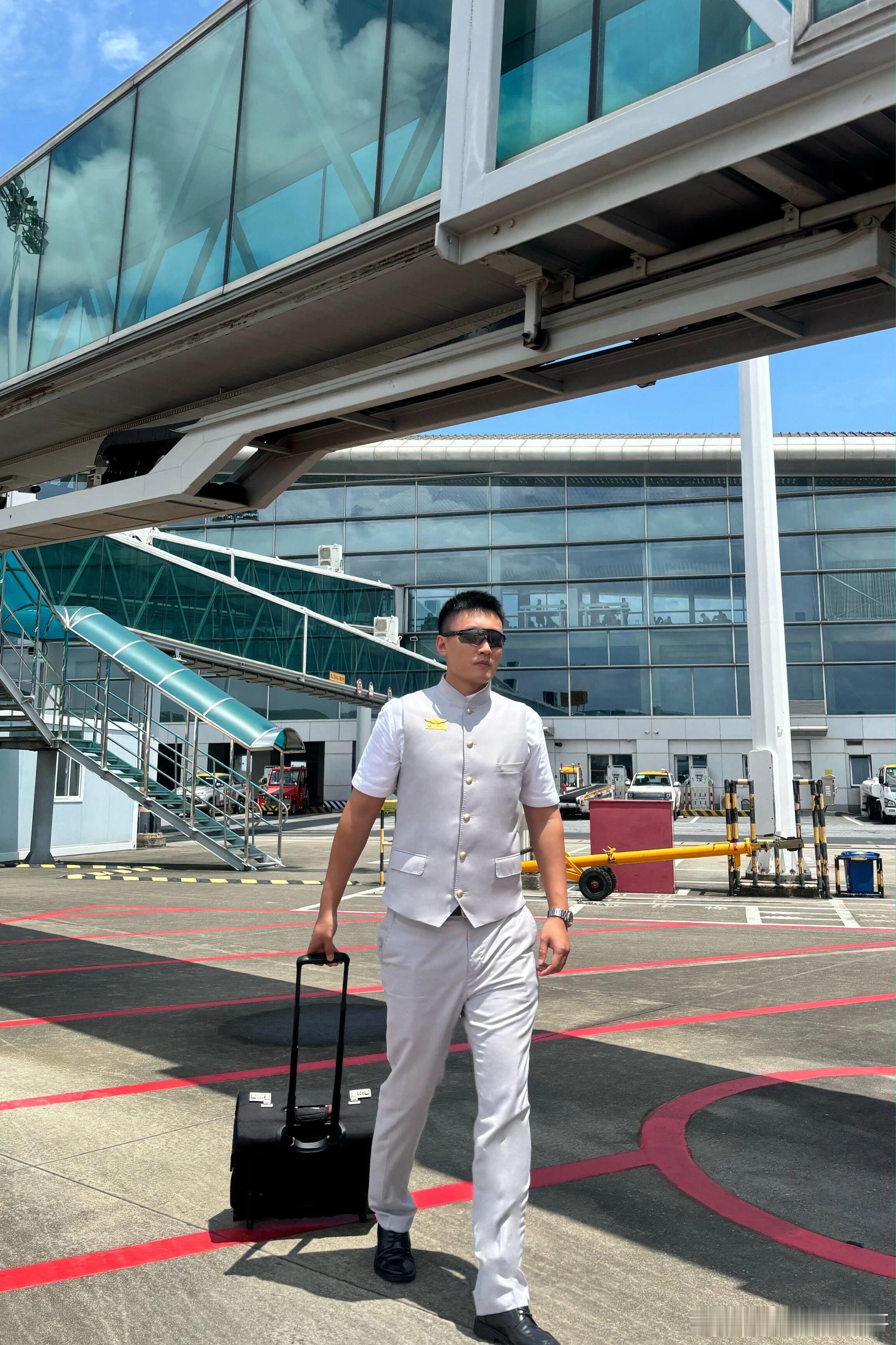 海航这酷啊近期，海航客舱部明确：乘务员户外着制服执勤期间，可以佩戴墨镜🕶️是的