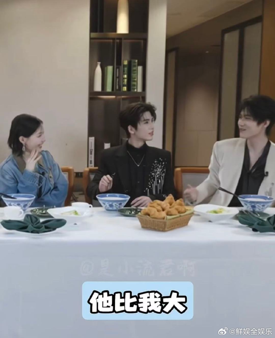 开推团听到丁程鑫比周柯宇大的反应没想到丁程鑫居然比周柯宇还大几个月，完全想不到我