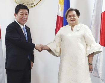 菲律宾也左右逢源了，因为菲律宾发现要想发展光有日本也不行，没有中国根本发展不起来