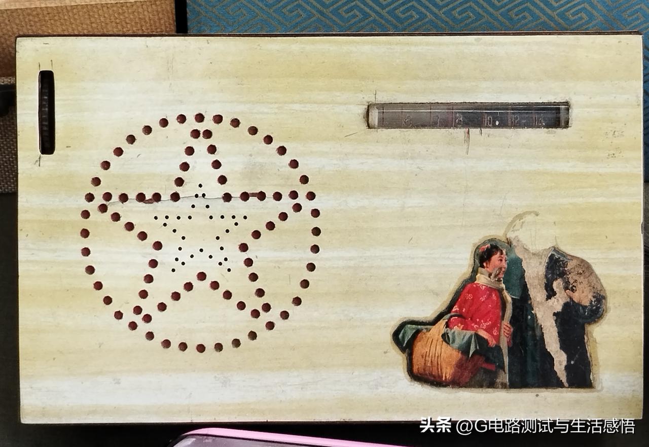 地摊上拍摄的
自制木壳老收音机，五角星开孔，贴着老宣传画。
一代人的无线电情怀，