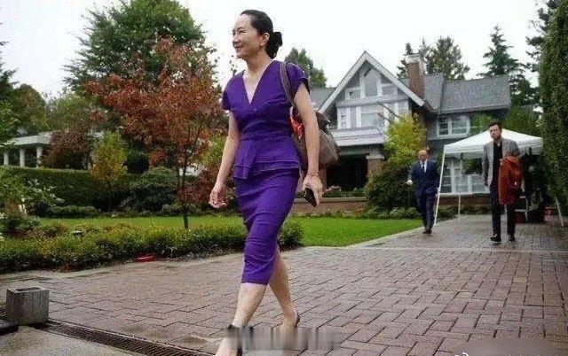 太让人愤怒了！香奈儿的营销究竟还有没有底线？竟然推出孟晚舟脚镣同款包包。 ​​​