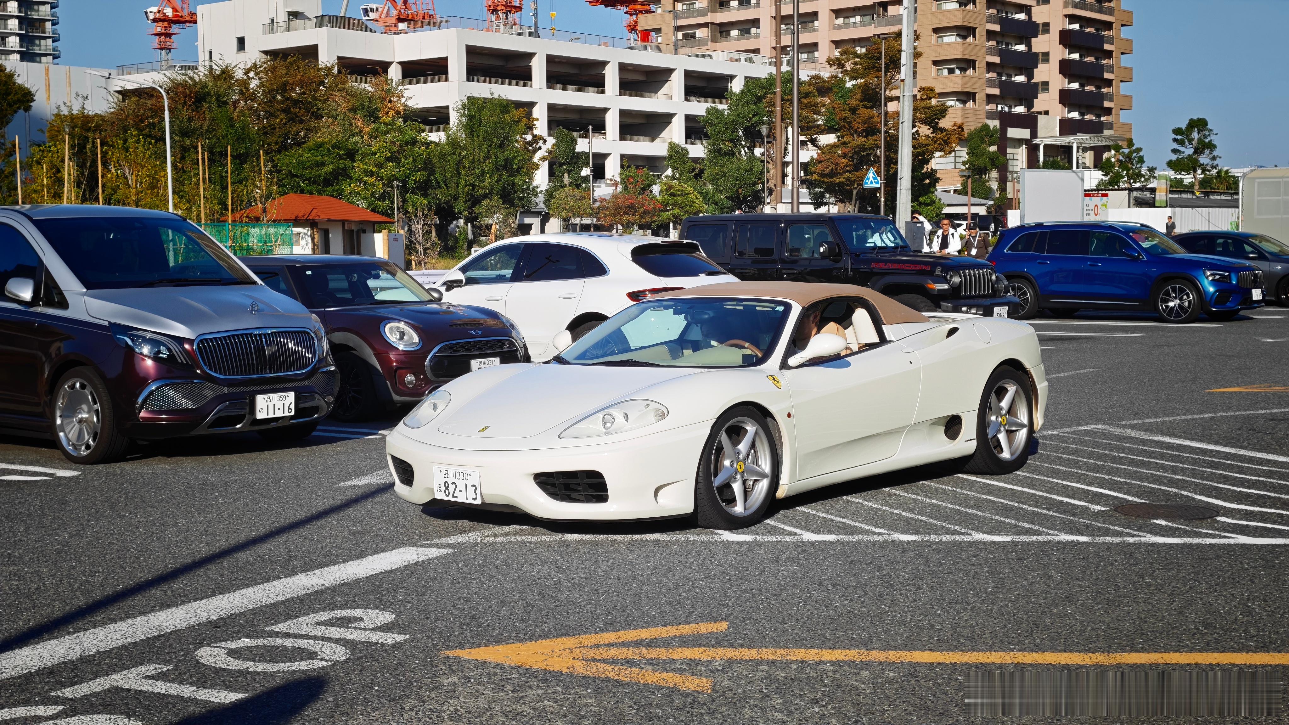 早安！各位！给大家来一组日本的白色豪车。干干净净的好帅啊！日本人非常喜欢白色奔驰