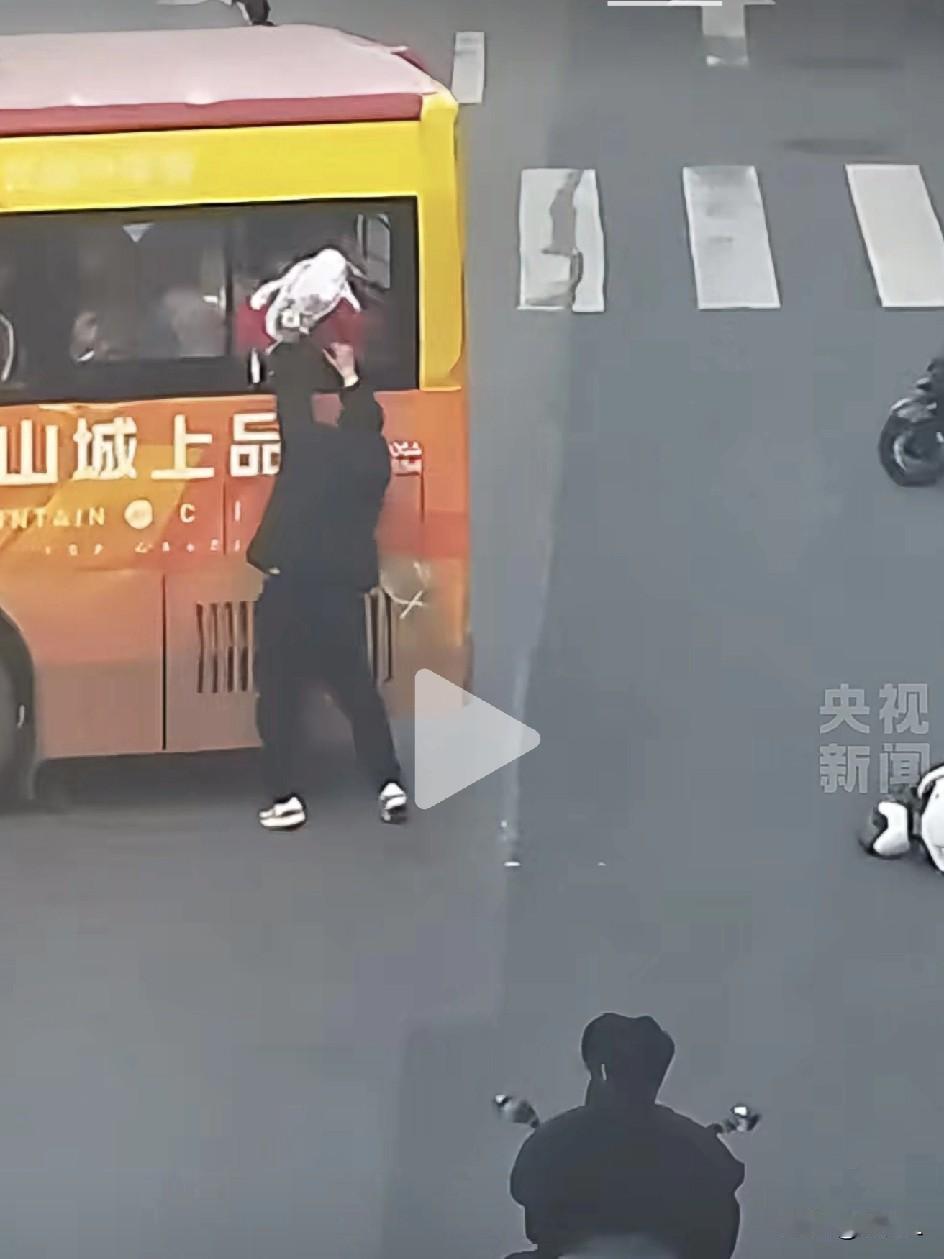 吓出一身冷汗！公交车上突然掉出一个小女孩，头朝下倒挂窗外，下班辅警3秒救命！网友