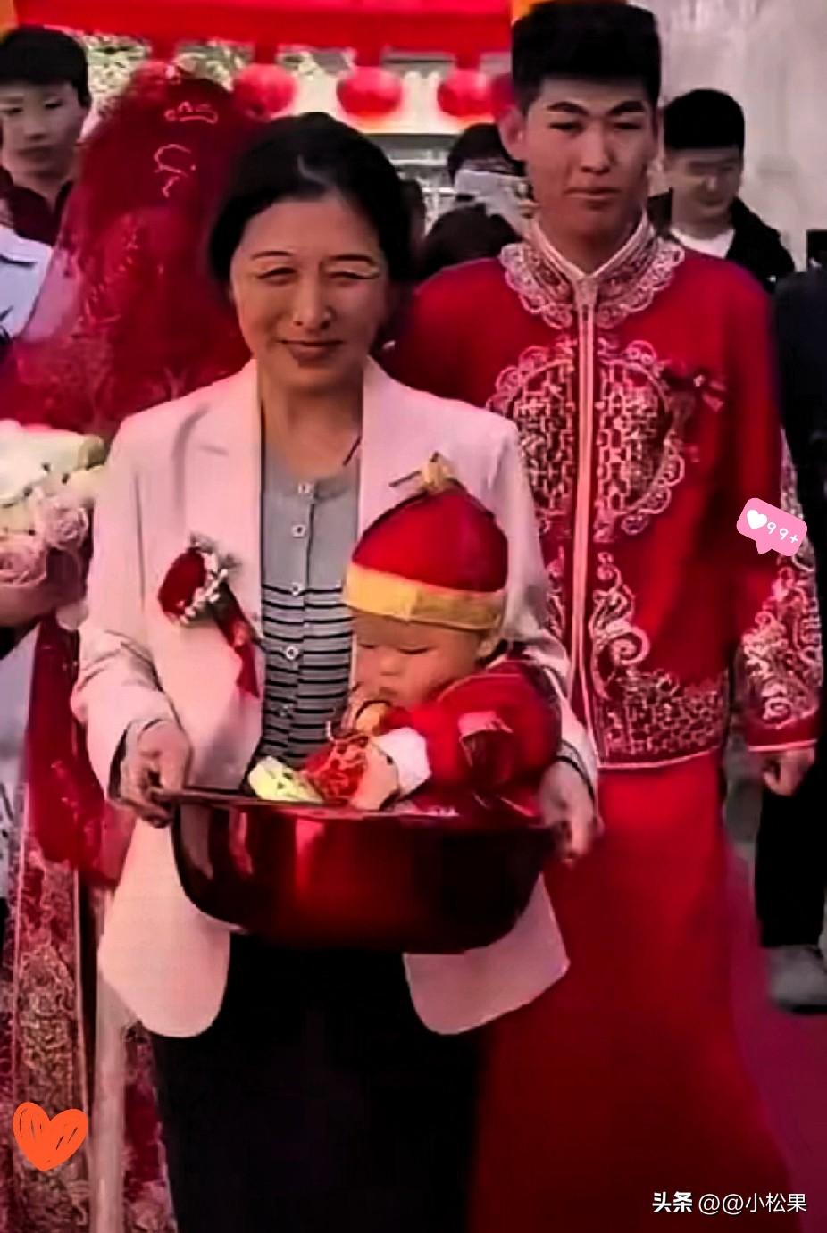 看哭！陕西新娘带满月侄子出嫁，婆家一句话全网破防！
 
现在的婚姻有多现实？要彩