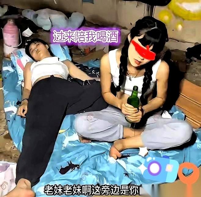 “你干什么？”
声音很轻，却像一根针，扎破了桥洞下寂静的空气。
男人夜里来钓鱼，