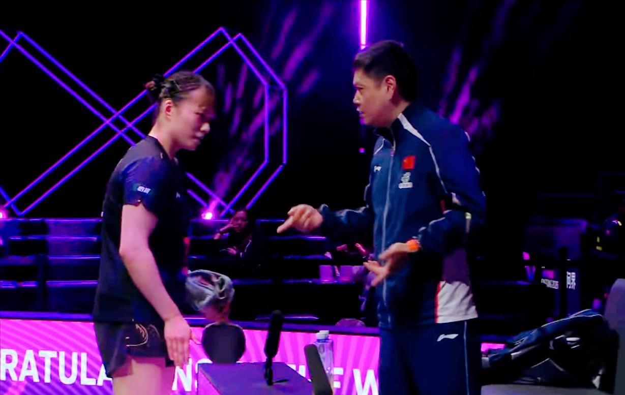 哎！邱贻可气坏了！看嘴型应该狠狠批评了石洵瑶。
石洵瑶的实力明明比张本美和厚实，