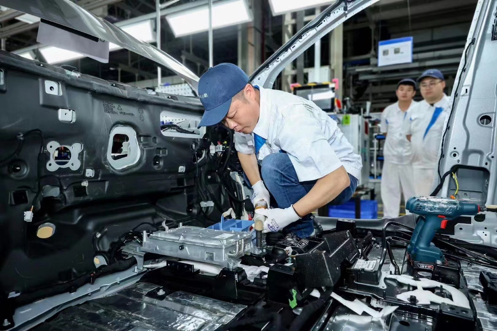 #何小鹏# 为了提产能，厂扭螺丝了[二哈]#新能源大牛说# ​​​