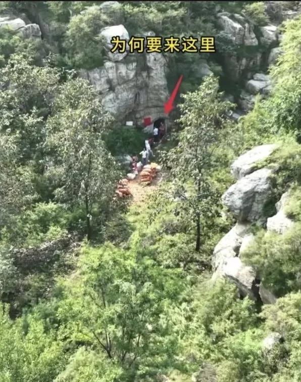 某山区用无人机发现有一队人，鬼鬼祟祟在往山洞运送东西，看到无人机就不动了，遇到这