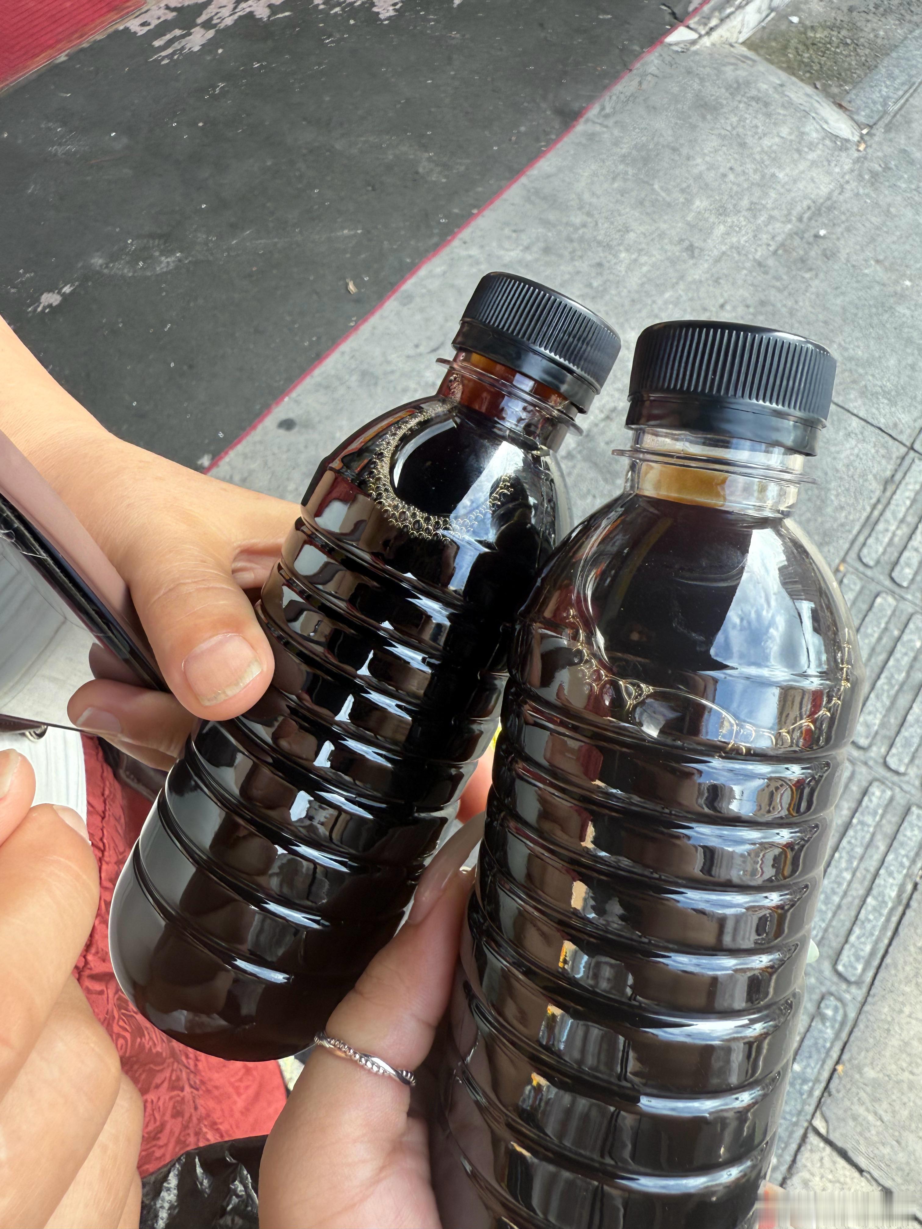 日常日常生活分享 今天我第一次尝试广东凉茶，买了2瓶，真的好苦啊…不建议轻易尝试