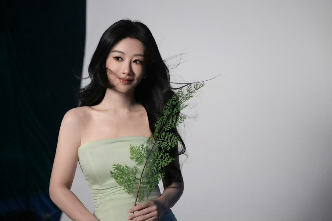 杨紫玉兰花开君再来 yz杨紫董竹君 你是落在我世界里的一束光，轻而暖，不刺眼，却