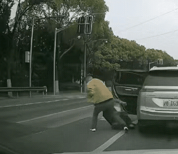 当着孩子的面把妻子拖到马路上暴揍，孩子阻拦，被他一把推进车里，然后开车扬长而去。