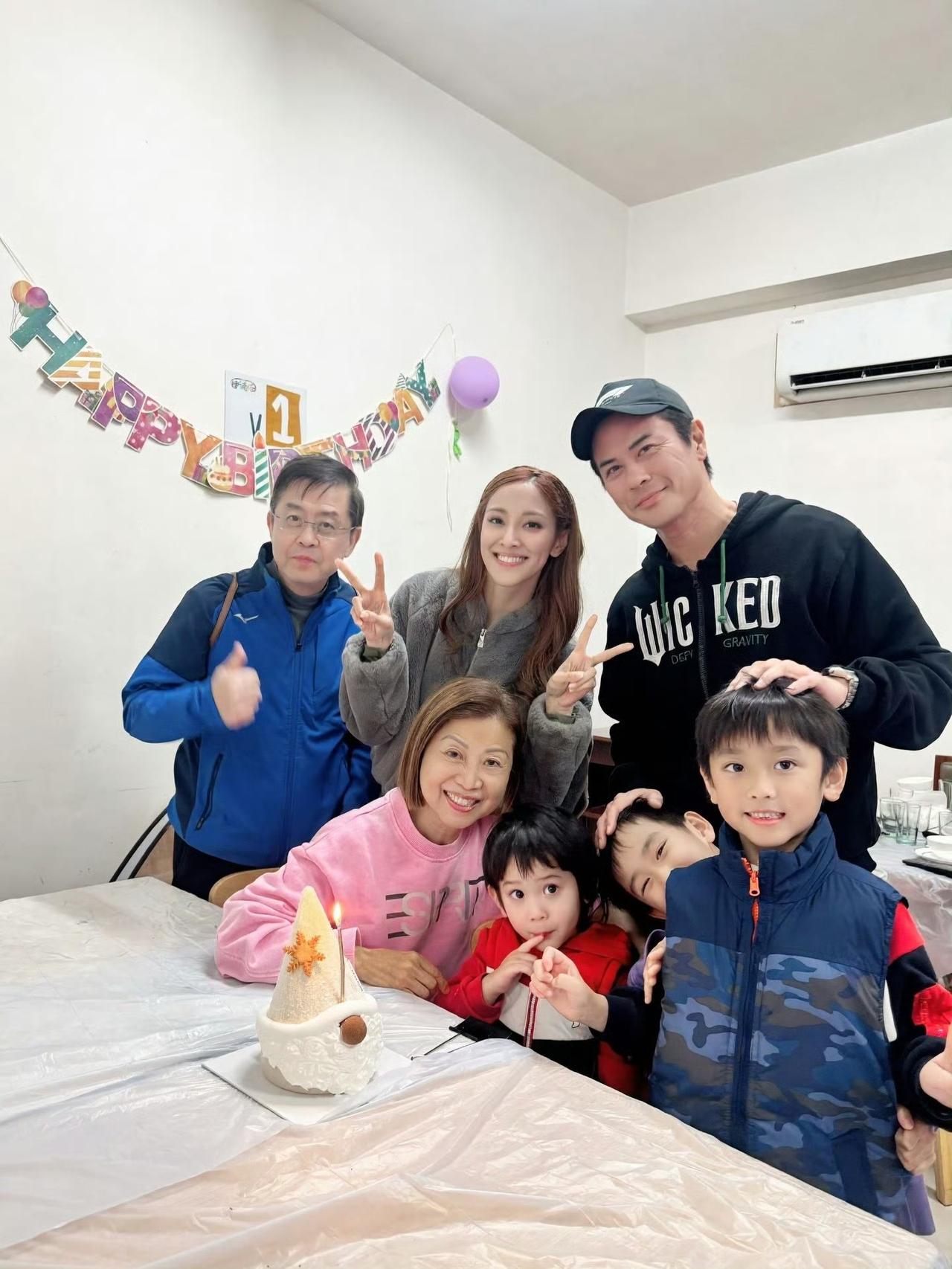 难怪郑嘉颖提到颖辅导孩子作业很痛苦！

三个儿子现在读小学都要写中文作业，老婆陈