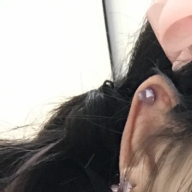 努力经营自己生活中的点滴美好，并且借由着这些美好，告诉自己不要低头，即使人生多艰