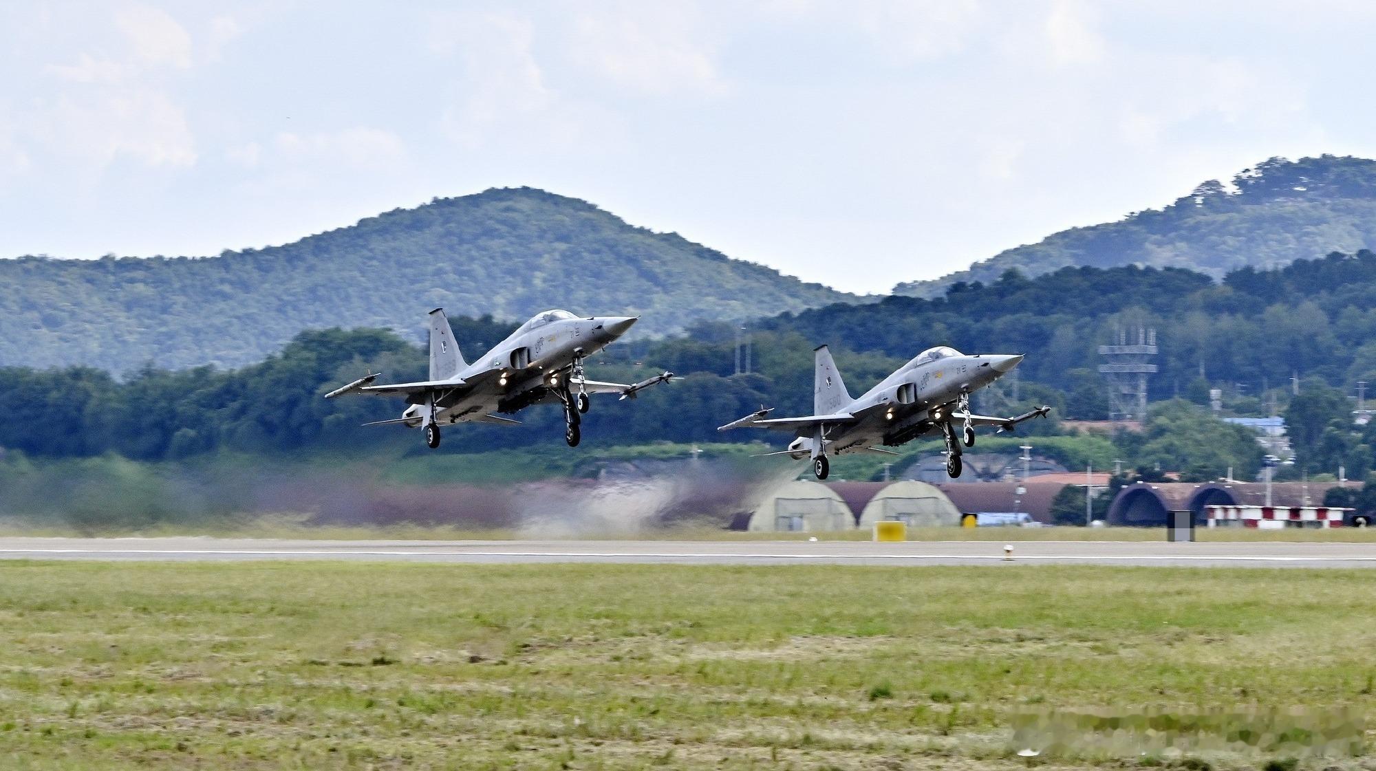 韩国空军F-5E机腹挂载KGGB滑翔制导炸弹 ​​​该炸弹2013年官宣，由韩国