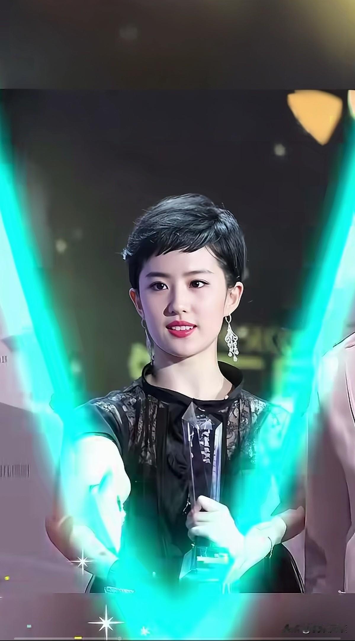 短发显得干净利落，精明强干，
然而一般人驾驭不了短发，
就连刘亦菲这样的神仙姐姐