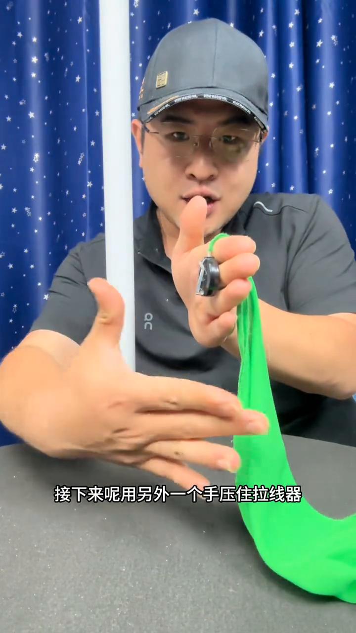美女看呆了，大叔表演丝巾穿越术。
大家好，可以看到一条丝巾在栏杆的前方，接下来轻