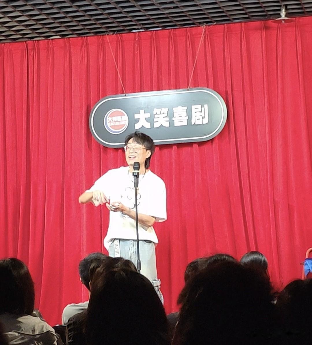 谁说来长沙只能吃湘菜馆？长沙大笑喜剧脱口秀太上头！这是来长沙旅游的新思路get呵
