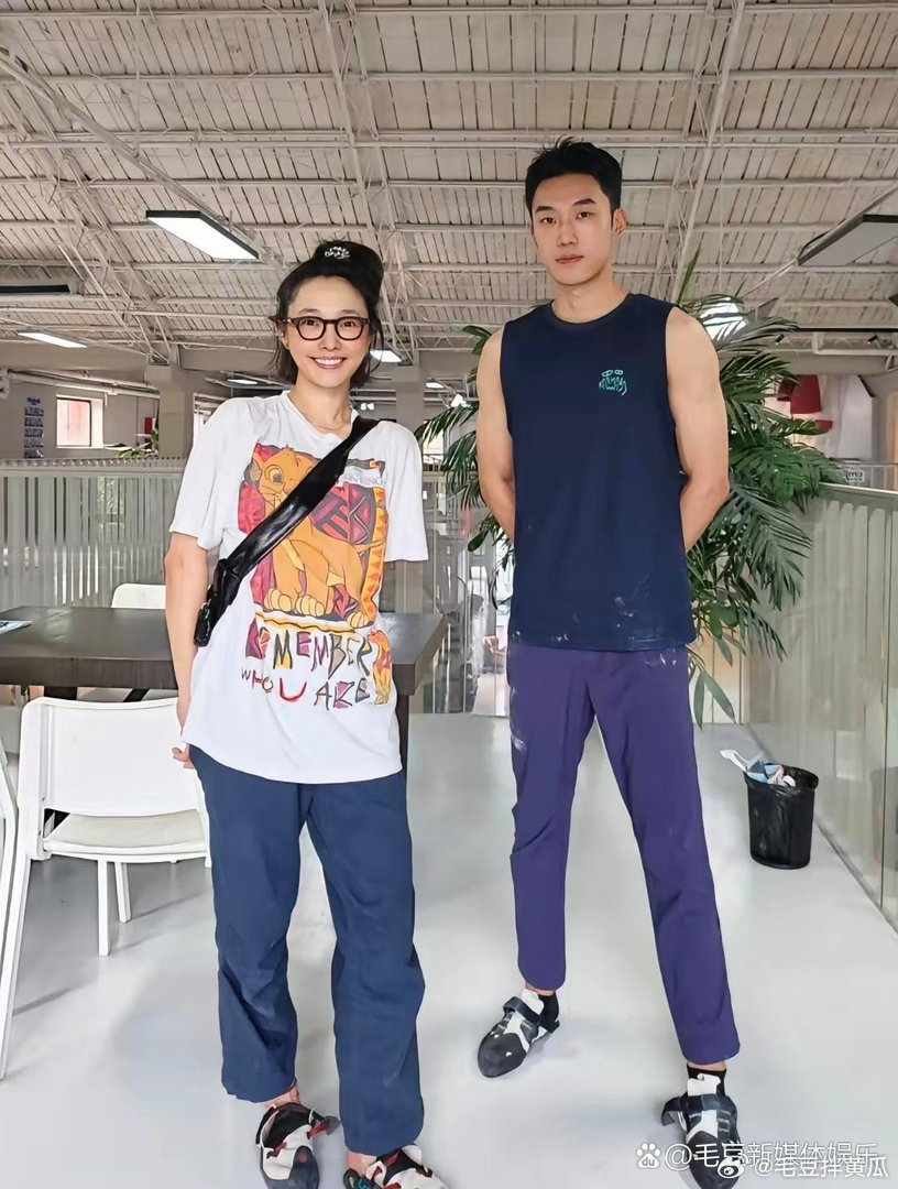 42岁白百何现身攀岩馆，私下打扮随性松弛，发丝凌乱也毫不避讳。素颜出镜身材线条优