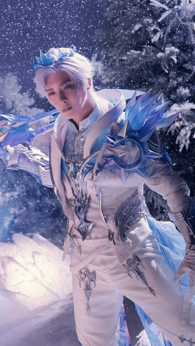 和平精英让侯明昊演嗨了 wok！侯明昊cos霜月狼主，搞这么帅啊哥们眼神很有信念