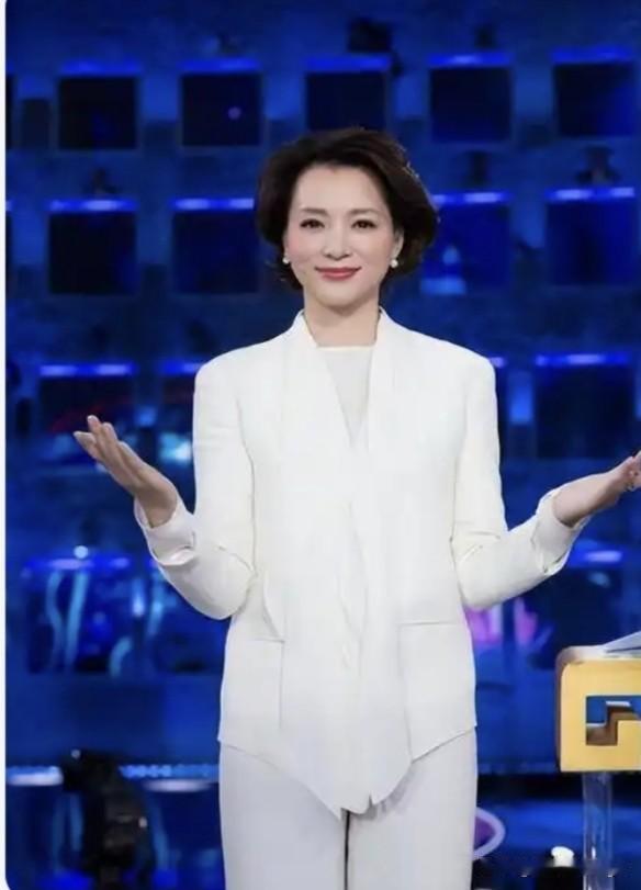 核心主持离场，两大老牌综艺热度为何断崖下滑？

（董卿&中国诗词大会）董卿底蕴深